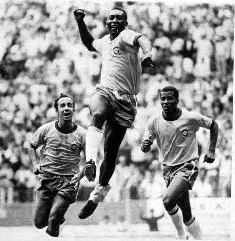 EE-053 8X10 PHOTO PELE AFTER BRAZIL VICTORY OVER ENGLAND IN 1970 WORLD CUP